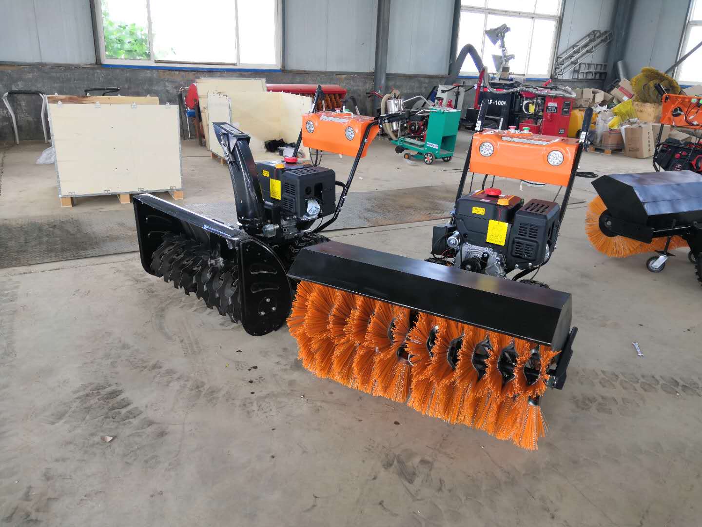 扫雪抛雪一体机.jpg 扫雪抛雪一体机.jpg
