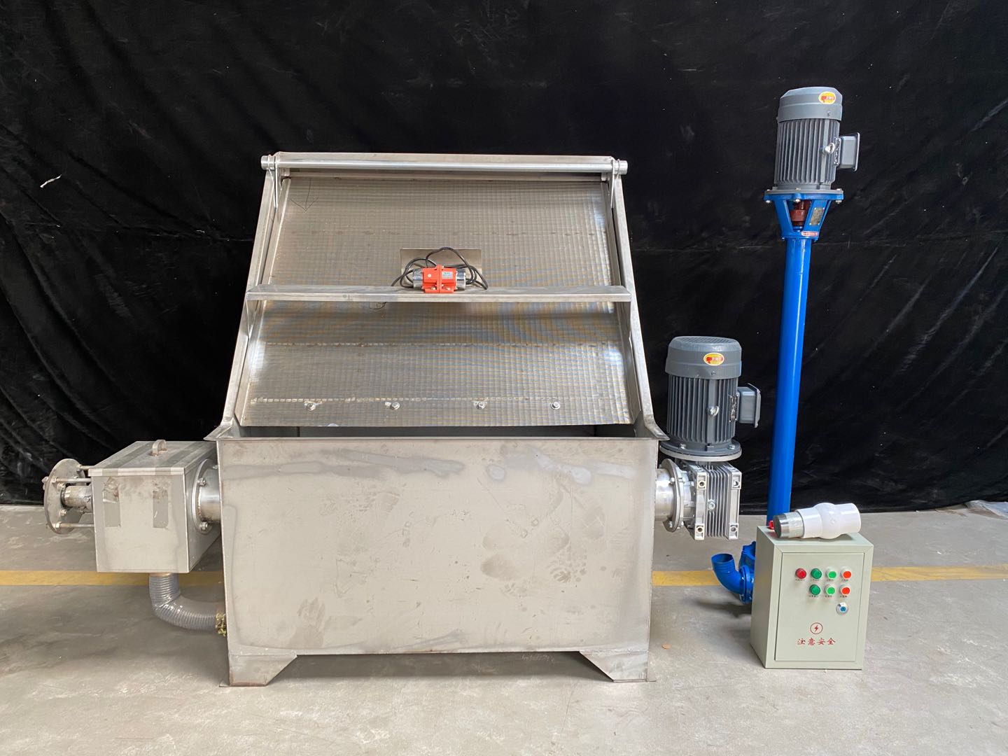 斜筛式固液分离机.jpg 斜筛式固液分离机.jpg